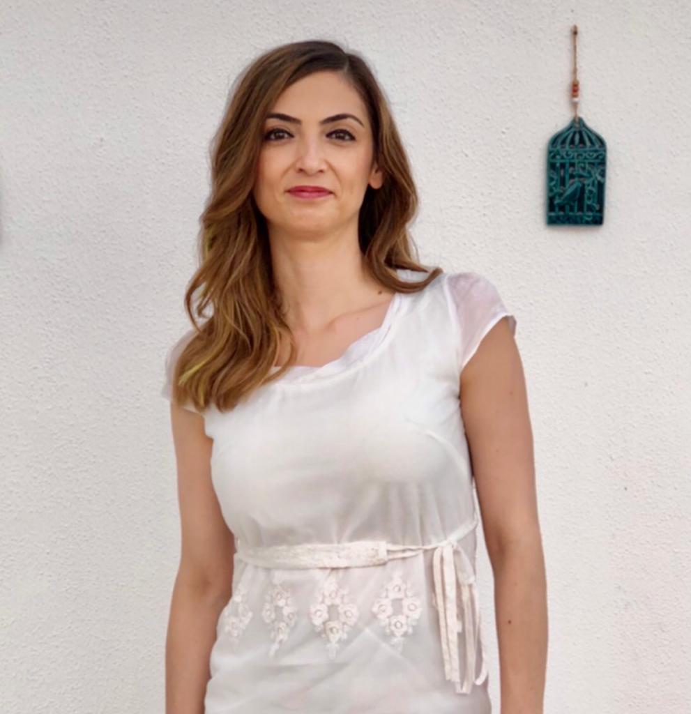 Uzmanlık alanı, ergen ve yetişkin terapisidir.